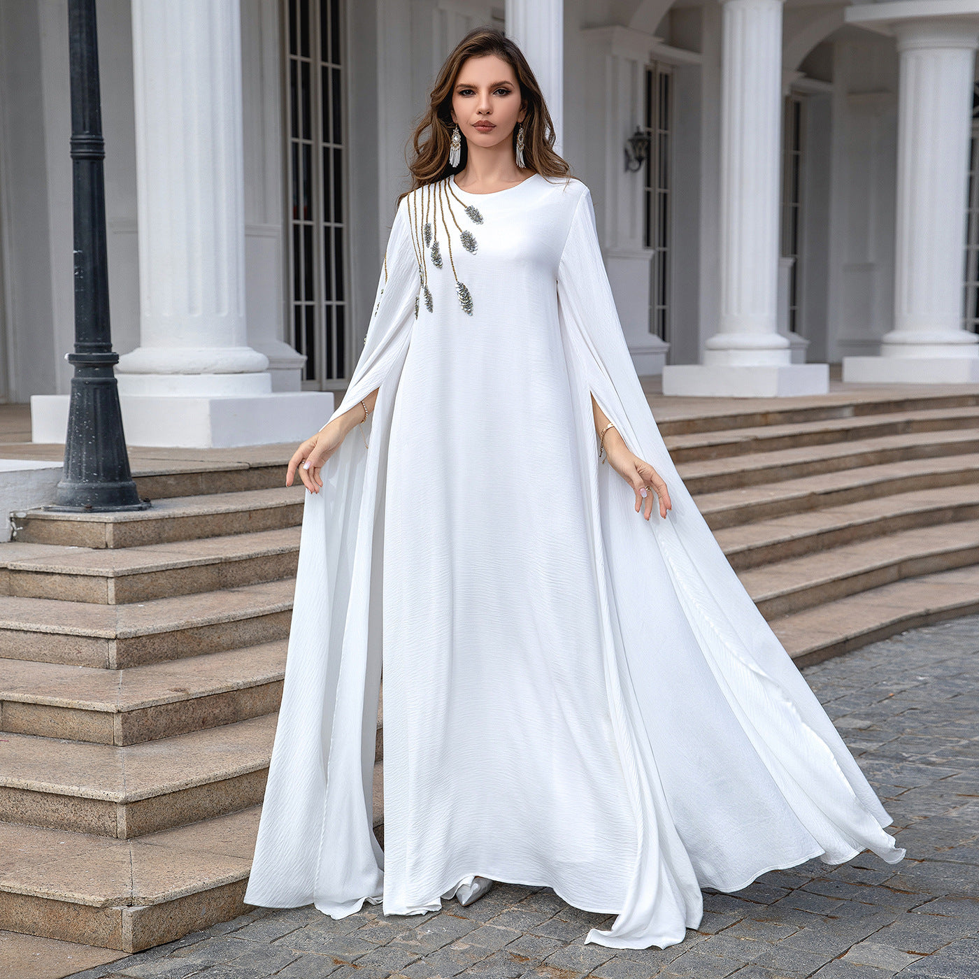 Robe de Soirée Modeste Immaculée : L'Alliance du Drapé et de l'Élégance