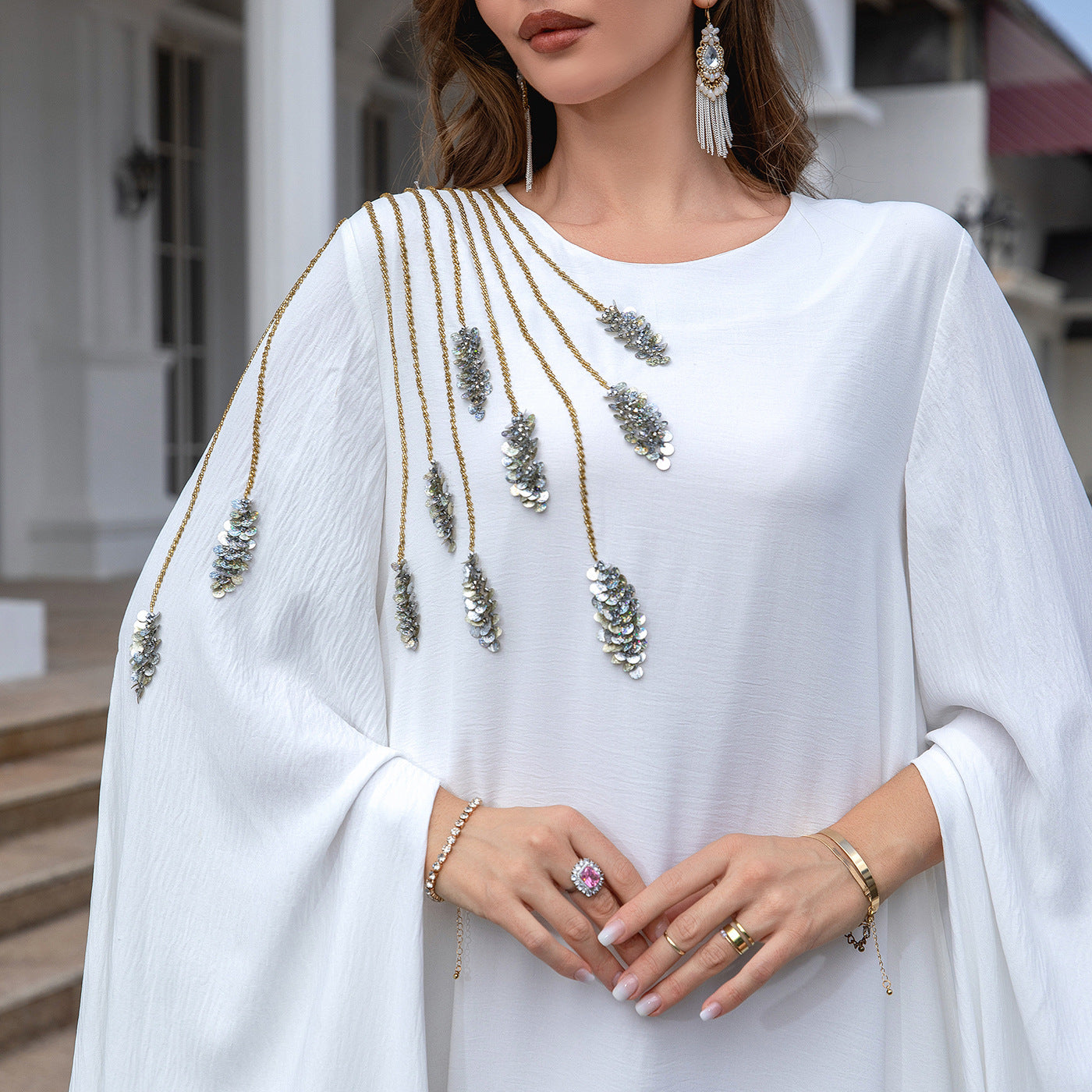Robe de Soirée Modeste Immaculée : L'Alliance du Drapé et de l'Élégance